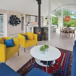 בית נופש With A Fireplace 9